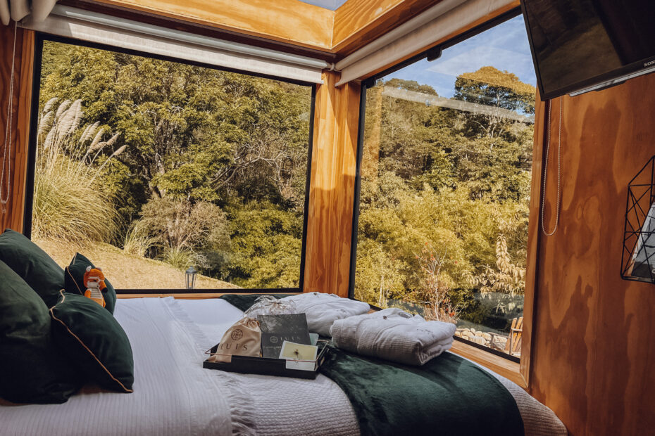 Sky Cabin - Uma cama com teto e paredes de vidro super confortável - LUTS Chalés e se encante com as melhores cabanas do Brasil e de Gonçalves