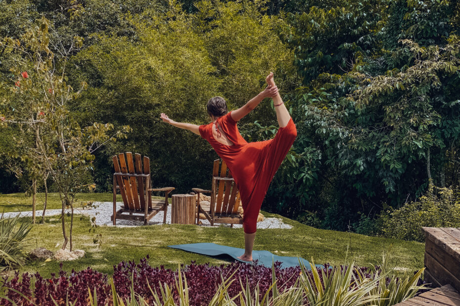 Sky Cabin - Espaço para Yoga no jardim - LUTS Chalés e se encante com as melhores cabanas do Brasil e de Gonçalves