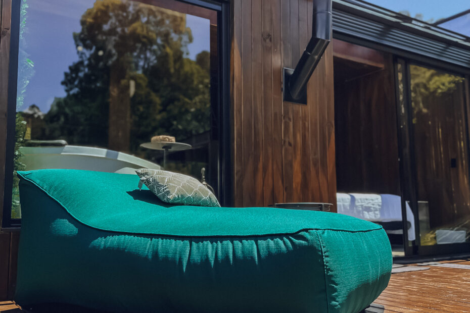 Invisible Cabin - Deck para relaxar ao sol - LUTS Chalés e se encante com as melhores cabanas do Brasil e de Gonçalves