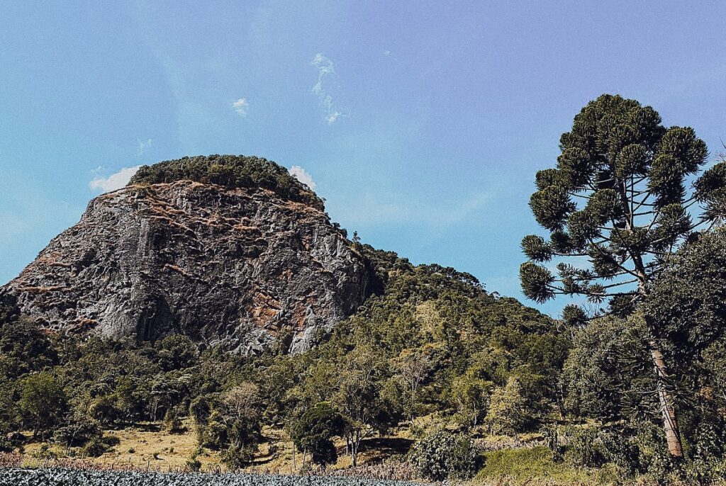 Trilha da Pedra Chanfrada Gonçalves MG - Uma trilha emocionante com vistas deslumbrantes. Descubra como chegar e aproveite paisagens incríveis