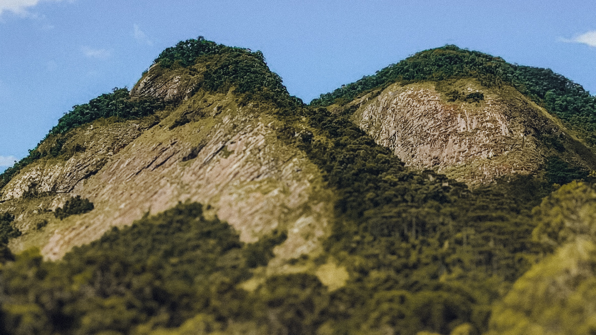 A trilha da Pedra do Barnabé, em Gonçalves perto do LUTS Chalés, é uma experiência incrível para os amantes da natureza e aventureiros