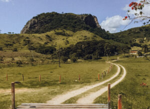 Pedra do Cruzeiro: O Santuário de Gonçalves com Vista para o Céu e a Terra - Perto do LUTS Chalés