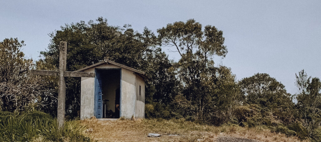 No topo da Pedra do Forno em Gonçalves, próximo ao LUTS Chalés, uma capela e uma cruz