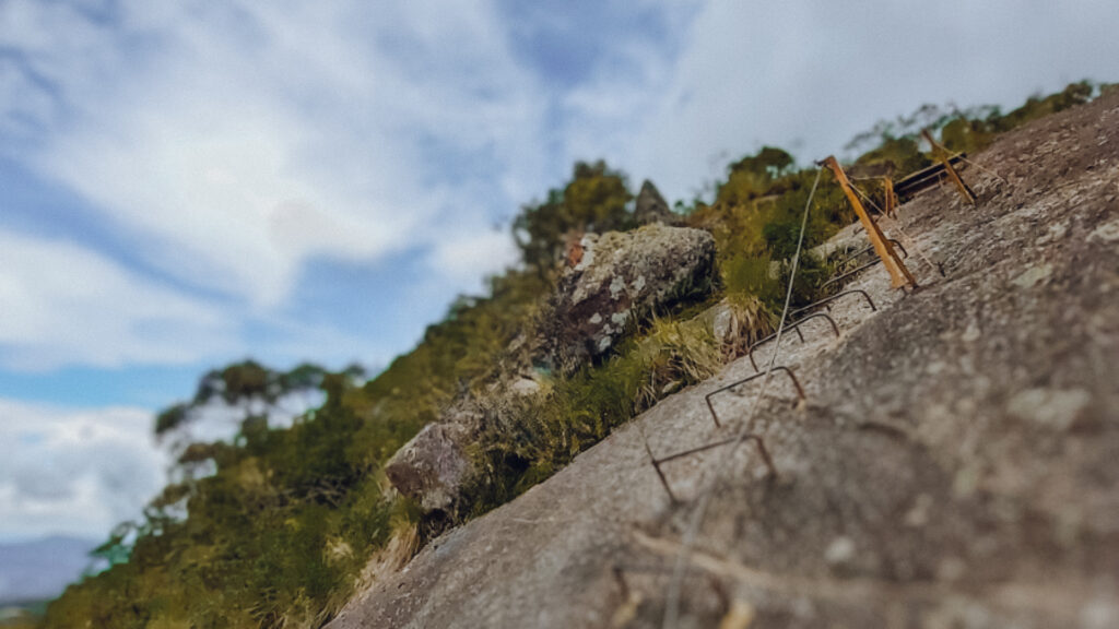 Escalada final da Pedra do Forno em Gonçalves, próximo ao LUTS Chalés