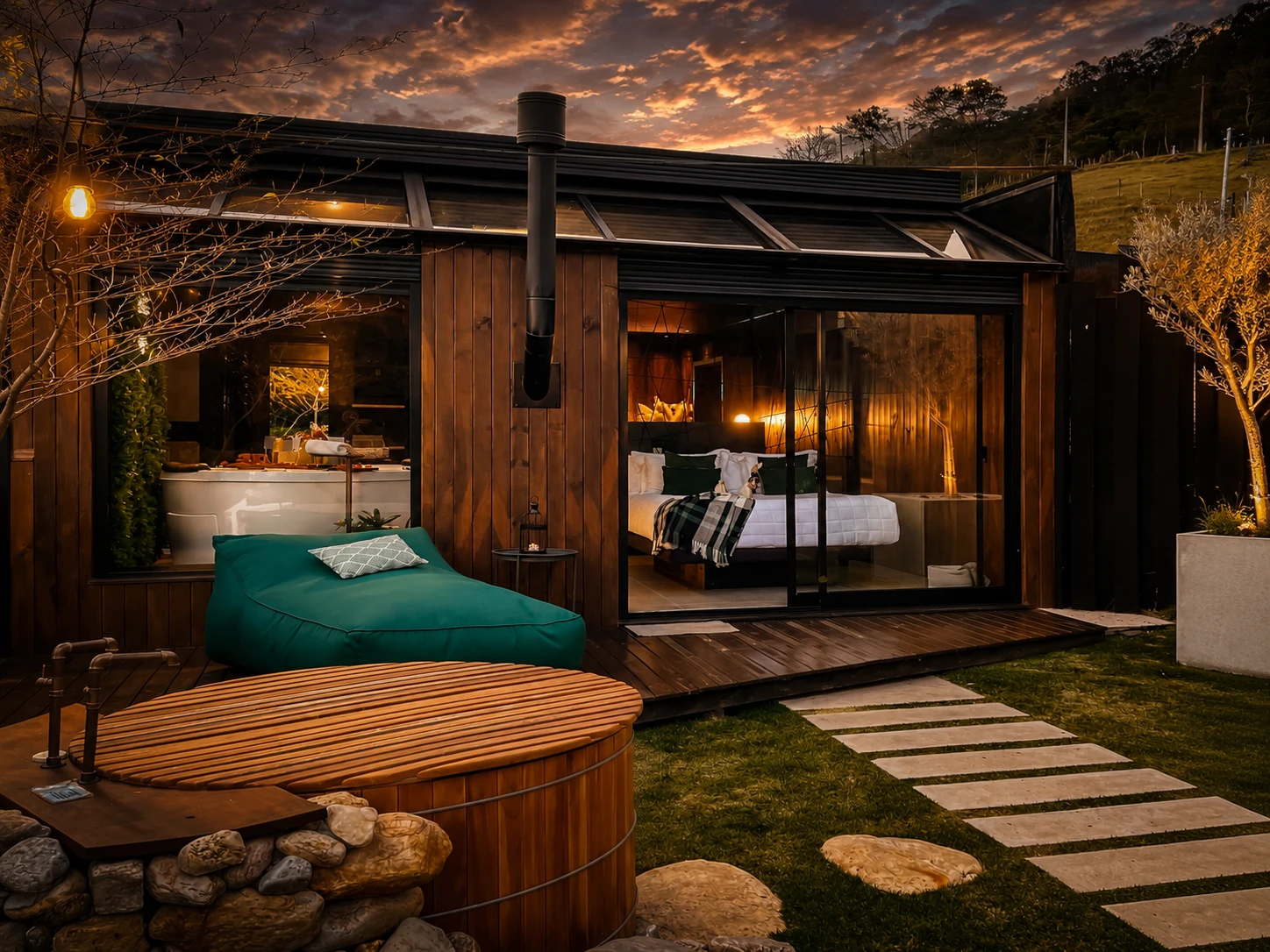 Invisible Cabin vista do ofuro iluminada em meio à natureza em Gonçalves, Minas Gerais
