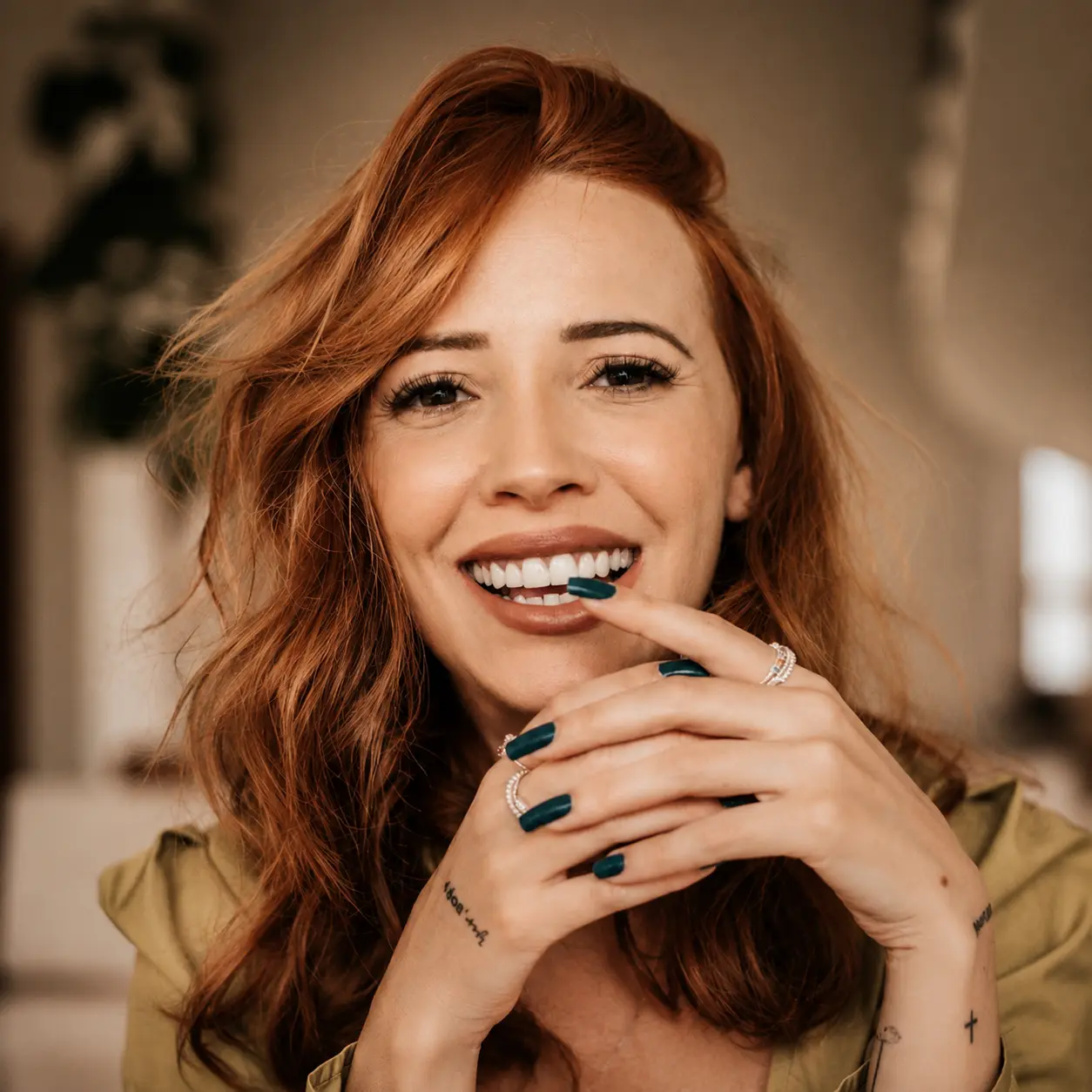 Taciele Alcolea em retrato, criadora de conteúdo que já se hospedou no LUTS Chalés.