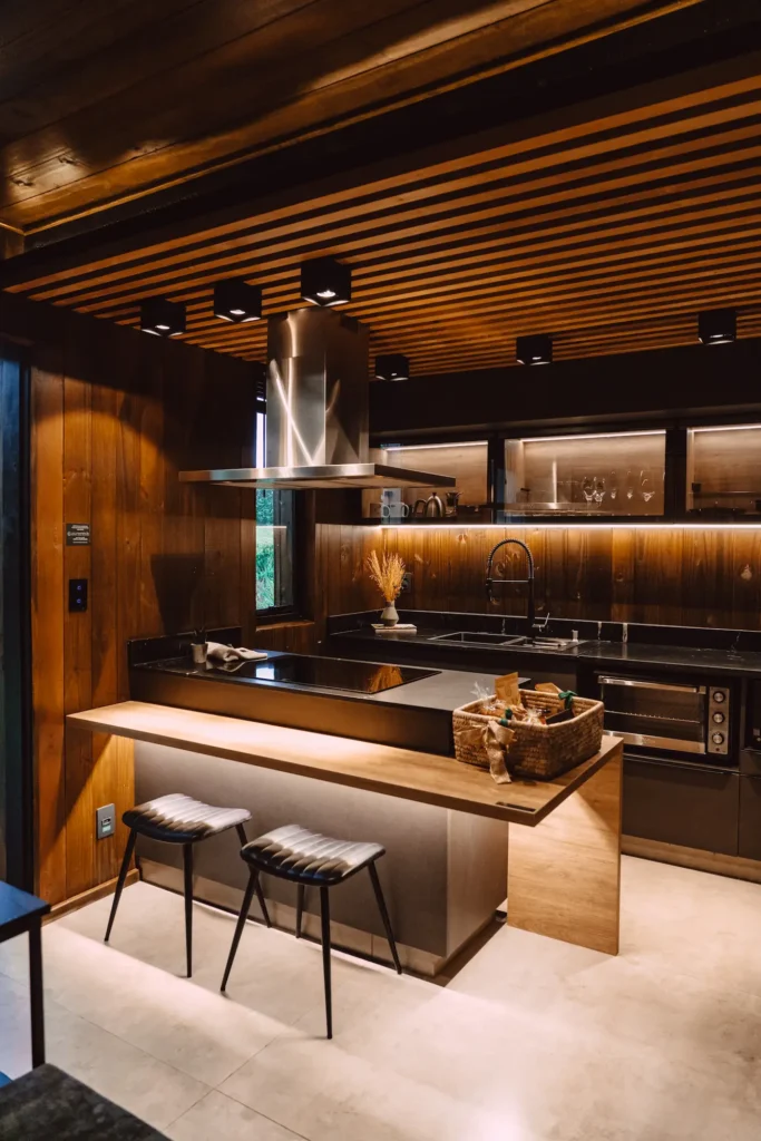 Cozinha completa da Invisible Cabin do Luts Chales