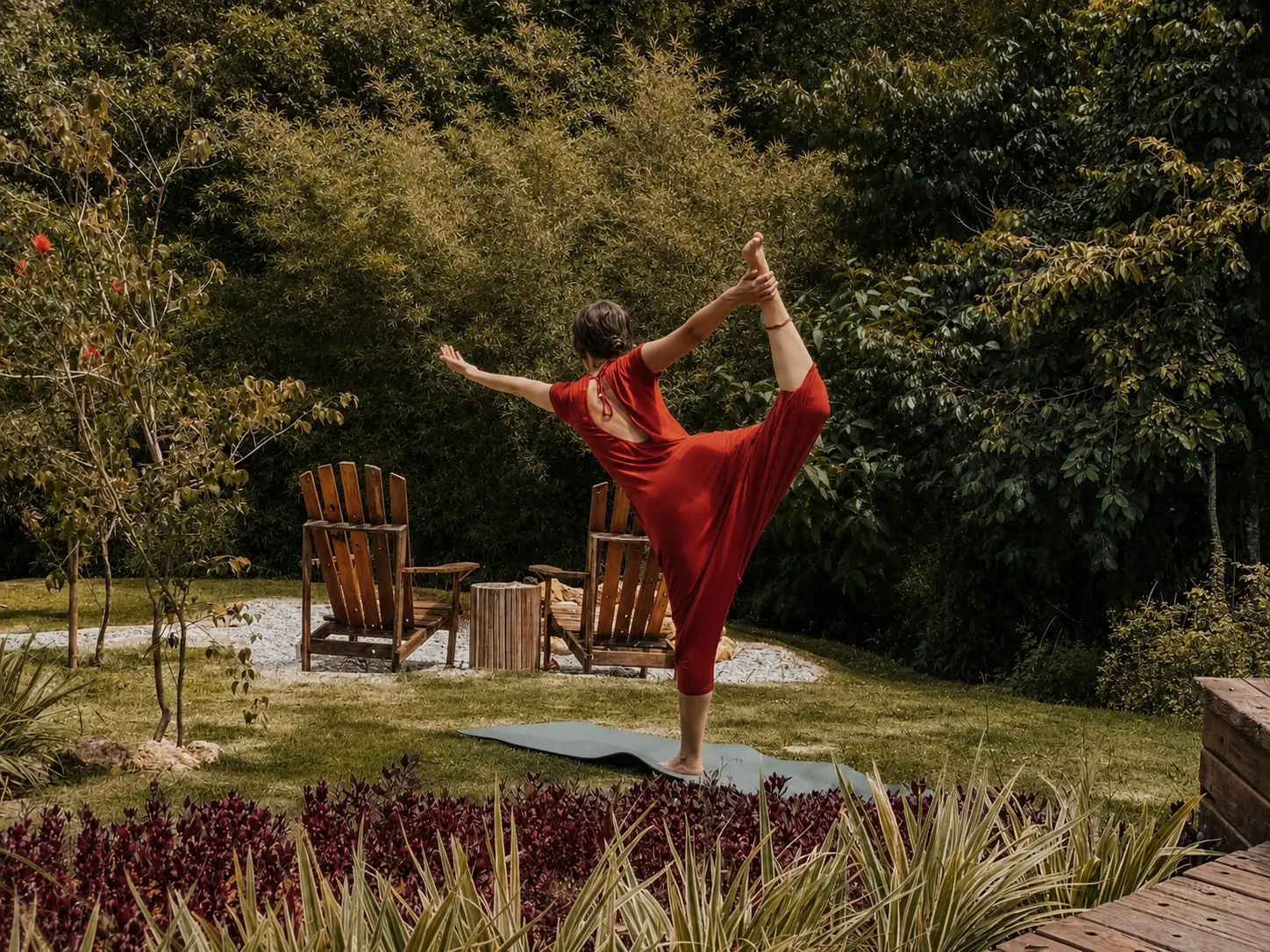Hóspede fazendo yoga no jardim da Sky Cabin do Luts Chalés em Gonçalves MG