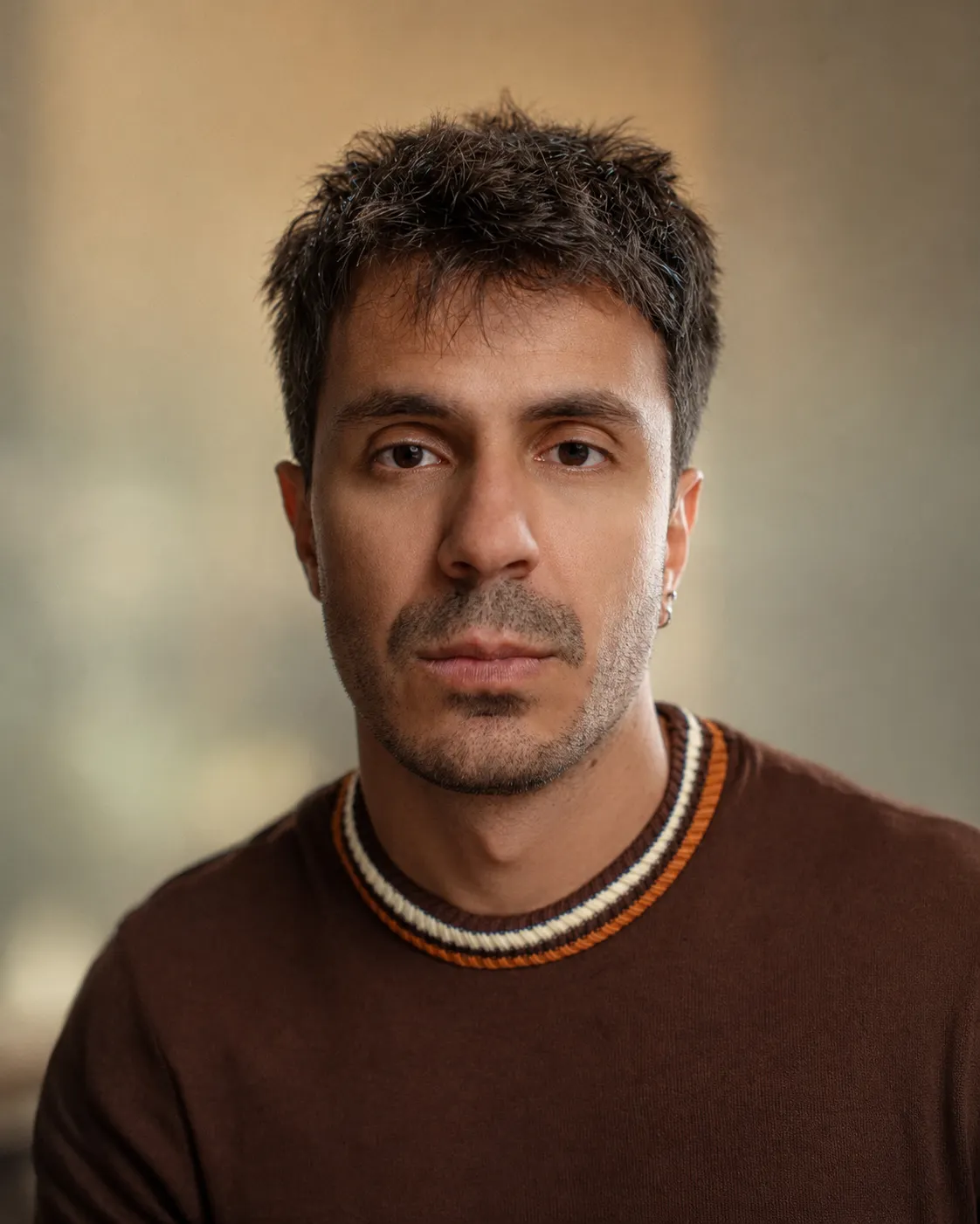 Retrato de Pe Lu, artista que já se hospedou no LUTS Chalés.